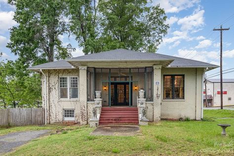 Wasn't expecting that interior! Circa 1910 in North Carolina. $175,000 - The Old House Life 1910 House Interior, 1910 House, Picture Rails, Chair Rails, Bungalow Homes, Picture Rail, Crown Moulding, Interior Pictures, Tall Ceilings