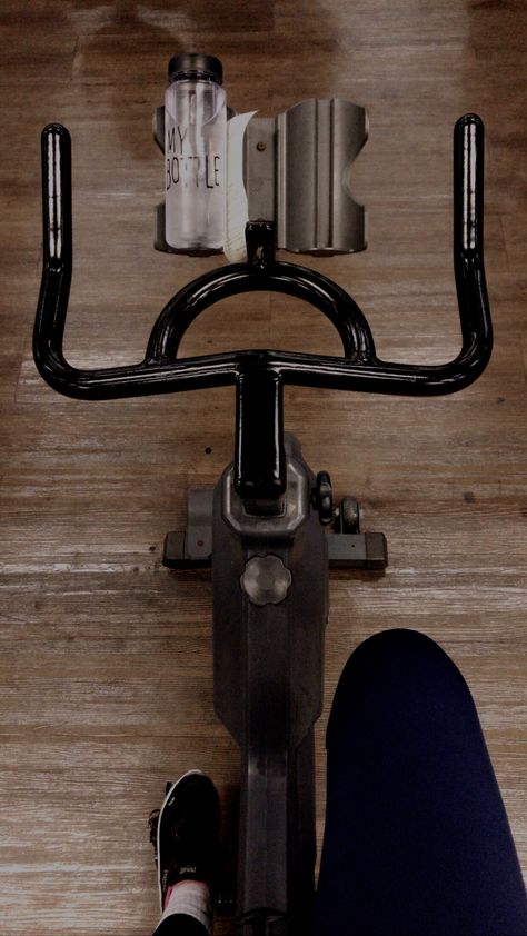 Spin Asthetic Picture, Exercise Bike Aesthetic, Stationary Bike Aesthetic, Cycling Workout Aesthetic, Cycle Workout Indoor, Spin Bike Aesthetic, Cycle Class Aesthetic, Cycling Class Aesthetic, Bike Story Instagram