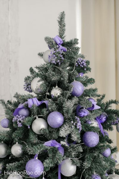 Purple and Mauve Christmas Decorations on a green Christmas tree Light Purple Christmas Aesthetic, Purple And Green Christmas Tree, Purple And Silver Christmas Tree Ideas, Christmas Tree Ideas Purple, Purple And White Christmas Tree, Christmas Tree Decorations Purple, Purple Xmas Tree, Lilac Christmas Tree, Emerald Green Christmas Decor