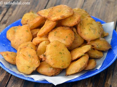 Veg Pakora Recipe, Aloo Pakoda, Potato Pakora, Aloo Bhaji, Aloo Pakora, Easy Evening Snacks, Pakoda Recipe, Pakora Recipe, Potato Slices