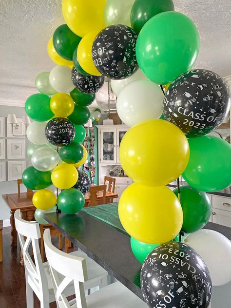 Learn how to easily make a balloon arch that clamps to a tabletop or kitchen island. This is the perfect big-impact, low cost party decoration! I recently threw a graduation luncheon for my daughter and made the cutest balloon arch to decorate. Tabletop Balloon Arch, How To Make A Balloon Arch Diy Easy, How To Make A Balloon Arch, Simple Balloon Arch, Balloon Arch Ideas, Make A Balloon Arch, Balloon Tutorials, March Madness Parties, Diy Balloon Arch