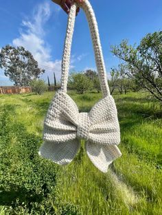 Crochet Free Patterns Bag, Bow Bag Crochet, Crochet Bag Beginner, Acrylic Yarn Crochet Projects, Crochet Bow Bag, Trendy Crochet Patterns, Purse Patterns Free, Crochet Bow, Handmade Crochet Bags