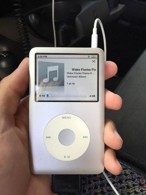 Ipod Classic, Pink Sweats, Retro Gadgets, Run To You, Apple Ipod, Music Players, Apple Products, Mp3 Player, Apple Music