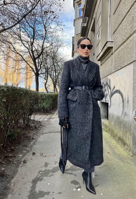 Cold Rainy Day Outfit Winter, Winter Office Outfits Women Cold, Winter Outfits Paris, Copenhagen Outfits, Cozy Inspiration, Coco Bliss, Grey Winter Coat, Fit Checks, Minimalistic Fashion