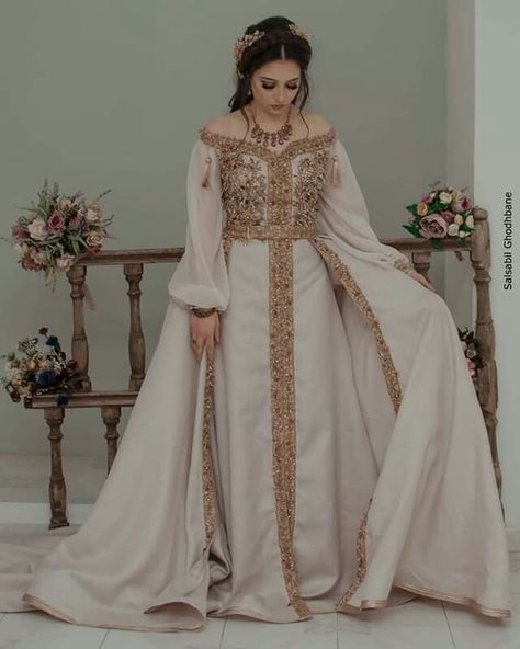 Gold Dresses Long, Tunisian Clothes, Tattoos Celebrities, Outdoors Quotes, Eastern Dresses, Middle Eastern Fashion, Gothic Wedding Dress, Animals Design, Quotes Education