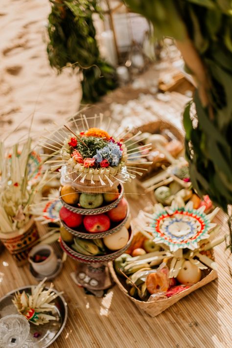 Balinese Wedding Decoration, Balinese Aesthetic, Penjor Bali, Laotian Wedding, Balinese Wedding, Beach Wedding Planning, Wedding Bali, Sacred Heart Art, Bali Decor