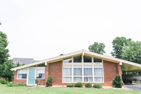 House Tour: An Angular 1960s Virginia House | Apartment Therapy 1960s Ranch House, 1960s Ranch House Exterior, House Exterior Black, 70s House Exterior, 1960 House, Dream House Modern, 60s House, 1960s House, Ranch House Exterior