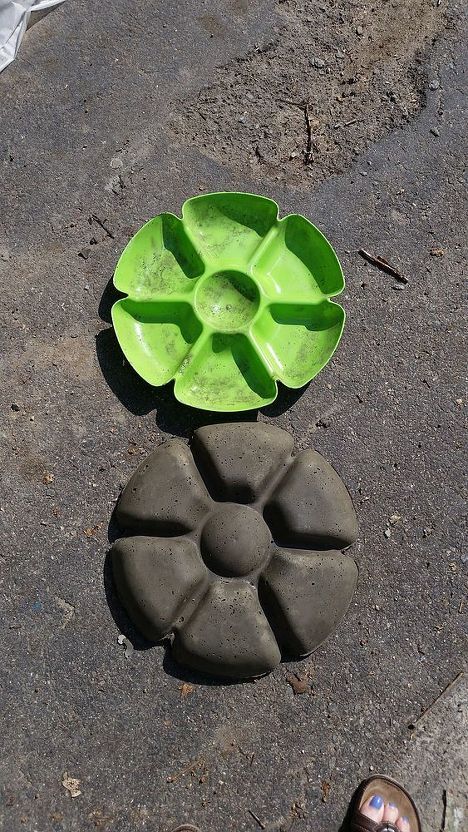 garden flower stone diy, crafts, gardening Cement Garden, Painted Patio, Garden Stepping Stones, Outdoor Crafts, Concrete Crafts, Stones Diy, Meteor Garden, Diy Dollar Store Crafts, Dylan Wang