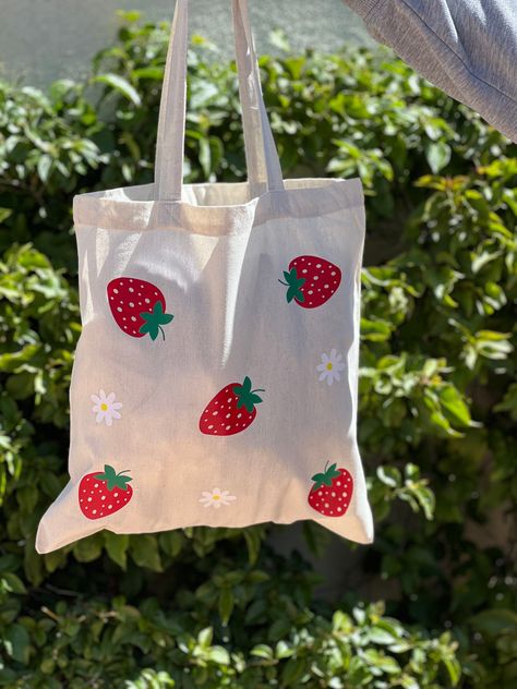 Painted Totes Ideas, Tote Bag Pattern Paint, Flower Tote Bag Painting, Strawberry Crafts Diy, Tote Bag Design Ideas Paint, Cute Tote Bags Design, Diy Canvas Tote Bag Paint, Canvas Bag Painting Ideas Easy, Simple Tote Bag Painting