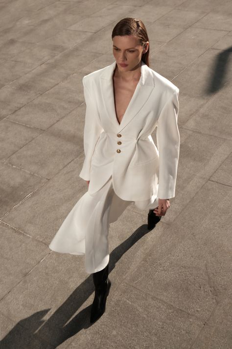 PRE-FALL 2022 - ANOUKI Official Website Cream Fashion Aesthetic, Blazer Runway, Street Fashion Shoot, Summer Blazer, Mcqueen Fashion, Event Outfit, Clothing Photography, Fall 2022, Photography Women