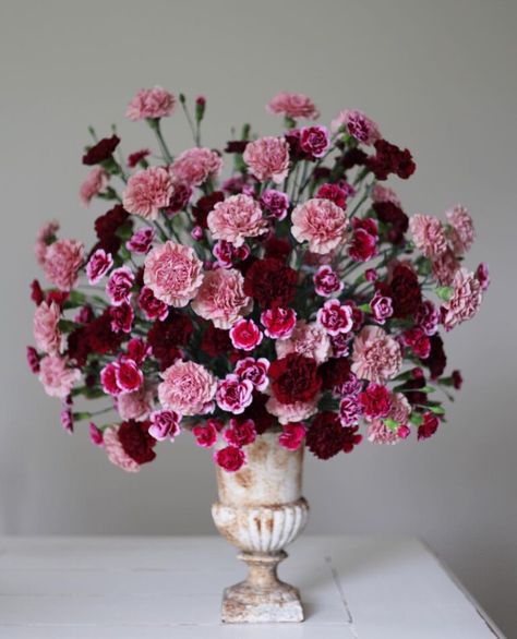 Carnation Wedding Centerpieces, Natural Flower Centerpieces, Valentines Day Floral Arrangements, Floral Arrangements Ideas, Carnation Centerpieces, Wallpaper Valentines Day, Carnation Wedding, Wallpaper Valentines, Valentine Flower Arrangements