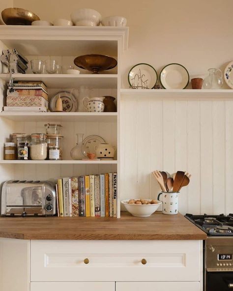 Kitchen Open Shelf, Kitchen Open Shelves, Open Kitchen Shelves, Cottage Kitchens, Little Kitchen, Cottage Kitchen, Shelf Styling, Open Shelves, Kitchen Shelves