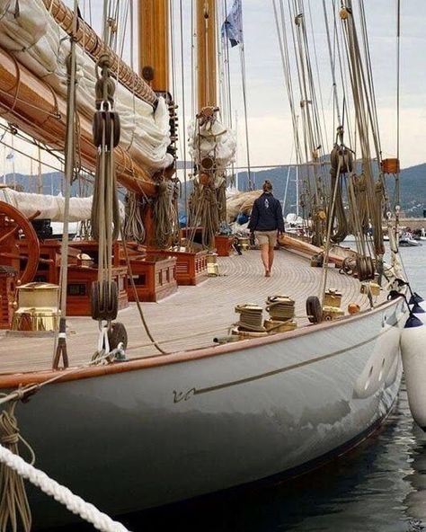 Navi A Vela, Sail Life, Classic Sailing, Sailing Holidays, Sailing Yachts, Classic Yachts, Vintage Boats, Sailing Vessel, Boat Life