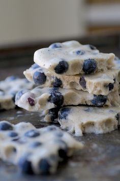 Blueberry Bark, Feasting On Fruit, Raw Vegan Desserts, Healthy Blueberry, Bark Recipe, Raw Desserts, Oreo Dessert, Blueberry Recipes, Blueberry Pie