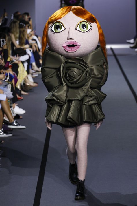 The complete Viktor & Rolf Fall 2017 Couture fashion show now on Vogue Runway. Gestalt Art, Victor And Rolf, Viktor Rolf, Weird Fashion, Viktor & Rolf, Couture Week, Fashion Show Collection, Fall 2017, Art Fashion