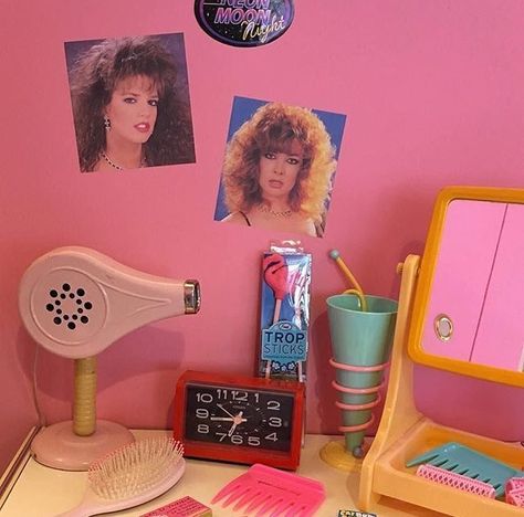 Room Ideas 80s, 80s Themed Bedroom, Room Decor 80s, 80s Room Aesthetic, Retro Room Ideas, 1980s Aesthetic, 80s Bedroom Aesthetic, 80s Room, 80s Bedroom