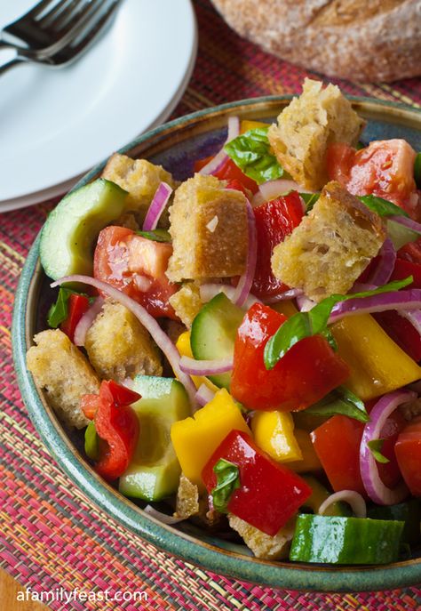 Panzanella (Bread Salad) - My all-time favorite summertime salad! Crispy chunks of bread, fresh tomatoes, bell peppers, cucumbers and the most amazing vinaigrette! Panzanella Recipe, Summertime Salads, Panzanella Salad, Bread Salad, Family Feast, Idee Pasto Sano, Salad Bar, Cucumber Salad, How To Make Salad