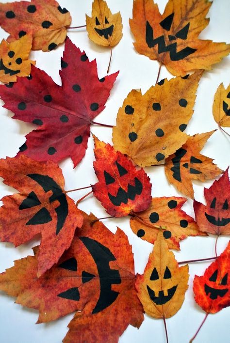 Recycler des feuilles mortes pour en faire une déco d'Halloween récup : une super idée DIY, non ? Bricolage Halloween, Adornos Halloween, Halloween 2013, Leaf Crafts, Halloween Tags, Halloween Diy Crafts, Autumn Crafts, Halloween Crafts For Kids, Theme Halloween