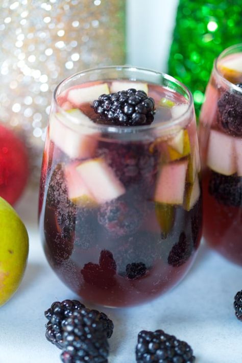 Pinot Grigio Sangria, Pear Sangria, Winter Sangria Recipes, Pear Drinks, Thanksgiving Sangria, Blackberry Sangria, Blackberry Drinks, Pear Varieties, Winter Sangria