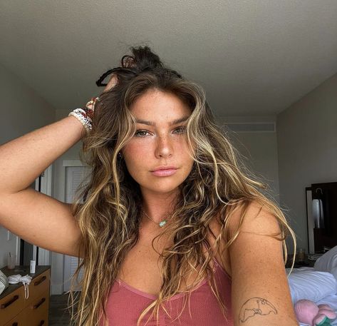 Surf Girl Hair, Beach Girl Hair, Surfer Girl Hair, Lost In The Sauce, Wavy Beach Hair, Lexi Hidalgo, Surf Hair, Preppy Hairstyles, Surfer Hair