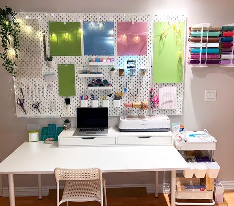 Cricut Work Station, Cricut Work Station Ideas, Cricut Workspace Ideas, Cricut Workspace, Work Station Ideas, Pegboard Craft Room, Office Craft Room Combo, Craft Room Closet, Small Business Office