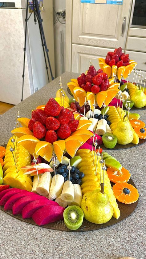 Instagram Fruit Buffet Table Ideas, Creative Fruit Tray Ideas, Fruit Presentation, Edible Fruit Arrangements, Fruit Buffet, Easiest Dessert, Deco Fruit, Amazing Food Platters, Catering Food Displays