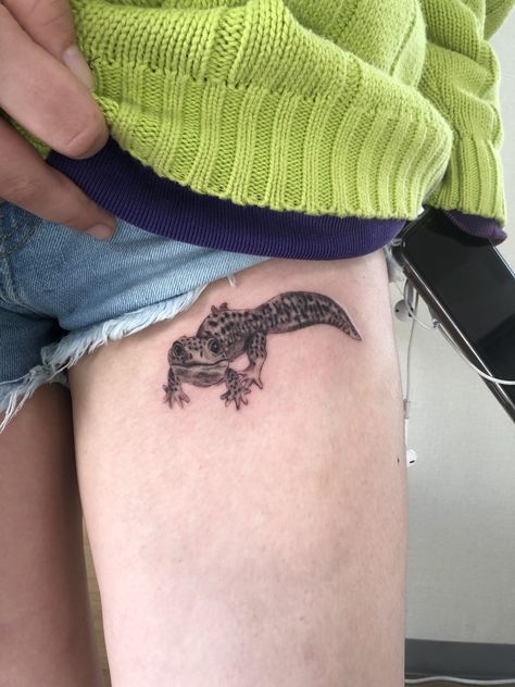 Spine Tattoo Animal, Gekko Tattoo, Leopard Gecko Tattoo Ideas, Reptile Tattoo Ideas, Lizard Tattoo Cute, Leopard Gecko Tattoo, Two Headed Lizard Tattoo, Lizard Tattoo Ideas, Salamander Tattoo