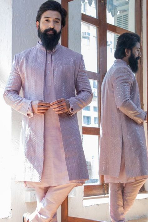 Dress to impress on your big day! When it comes to the groom, they may often opt for an effortlessly chic look. That’s where we’ve spent some time to round up a number of our favourite sherwani wedding outfit ideas for the groom. Follow for more wedding inspiration, wedding trends & wedding tips. Nikkah Sherwani, Engagement Dress For Men, Indian Wedding Suits Men, Men Sherwani, Plain Kurta, Maxi Frocks, Indian Wedding Clothes For Men, Sherwani For Men, Kurta Men