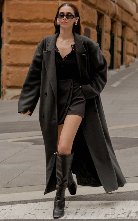 Get ready to turn heads in the Silvena Coat. This oversized longline tailored coat in slate grey is the perfect addition to your winter wardrobe. Made from a cozy twill polyester fabric, this coat will keep you warm while still looking effortlessly chic. With its casual yet sophisticated style, it's ideal for both daytime and evening wear. The long sleeves add an extra layer of warmth and the grey color is versatile enough to be paired with any outfit. Whether you're heading out for a stroll or Long Coat And Boots Outfit, Tailored Coat Outfit, Winter Outfit Long Coat, Outfits With Grey Coat, Long Black Coat Outfit, Wide Leg Jeans Shoes, Oversize Coat, Coat Fits, Basic Black Dress