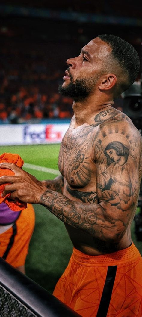 Fc Barcelona Tattoo Ideas, Memphis Depay Tattoo, Soccer Player Tattoos, Orthodox Tattoo, Memphis Tattoo, Depay Memphis, Football Hairstyles, Memphis Depay, Tattoo Inspiration Men