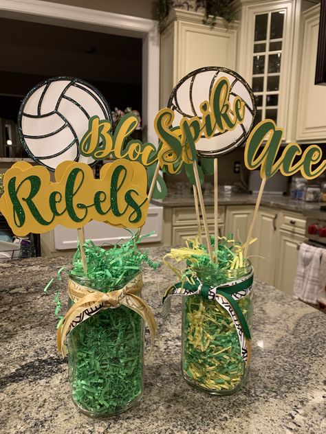 Volleyball Party Centerpieces, Volleyball Tournament Table Decorations, Volleyball Banquet Decorating Ideas, Volleyball Balloon Centerpieces, Volleyball Table Centerpieces, Volleyball Decorations Parties, Athletic Banquet Ideas, Sports Banquet Centerpieces Diy, Girls Basketball Banquet Ideas