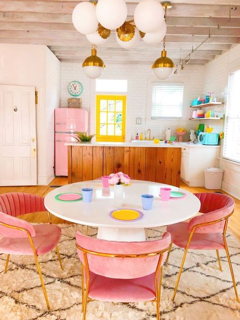 We're booking this candy-colored decor Airbnb immediately. Pink Chairs, Colorful Apartment, Airbnb Design, Casa Vintage, Retro Home Decor, Retro Home, Retro Kitchen, Architectural Digest, 인테리어 디자인