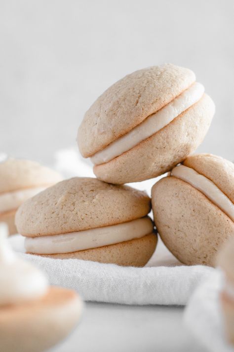 Small Batch Whoopie Pies, Vanilla Whoopie Pies From Box Cake, Cinnamon Whoopie Pies, Eggnog Whoopie Pies, Maple Whoopie Pie Recipe, Maple Whoopie Pies, Whoopie Pie Flavors, Vanilla Whoopie Pie Recipe, Oatmeal Whoopie Pie Recipe