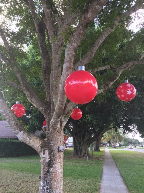 How to Make DIY Christmas Beach Ball Ornaments Easy Cheap Christmas Decorations, Diy Christmas Ball, Hallway Decoration, Giant Christmas Ornaments, Trees For Front Yard, Large Christmas Ornaments, Outside Christmas Decorations, Diy Christmas Lights, Christmas Decorations Cheap