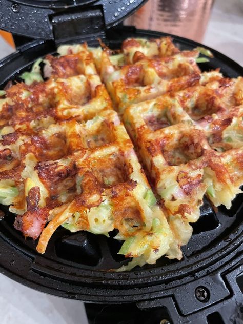 Loaded Potato Waffles - Rave About Food Potato Chaffle Recipes, Waffle Maker Potato Pancakes, Waffle Maker Cornbread, Dinner Waffle Recipes, Potato Waffles Ideas, Leftover Waffles Ideas, Baked Potato Waffle, Ham And Cheese Waffles, Waffle Iron Sandwiches