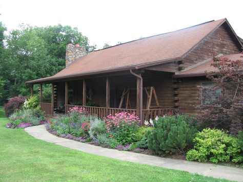 Log Cabin Landscaping Ideas Front Porch, Log Home Landscaping, Log Cabin Landscaping, Cabin Porches, Log Homes Exterior, Rustic Log Home, Landscaping Around House, Log Planter, Log Houses