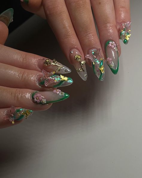 Fairy garden vibes 🧚 Fairy Vibe Nails, Gold Fairy Nails, Garden Fairy Nails, Fairy Theme Nails, Electric Forest Nails, Fairy Nails Aesthetic, Elven Nails, Green Gel X Nails, Fairy Garden Nails