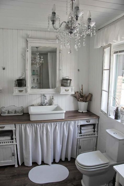 Shabby Chic Bathroom Design with Ruffle Details #shabbychic #bathroom #decorhomeideas Shabby Chic Bathroom Decor Ideas, Camera Shabby Chic, Baños Shabby Chic, Cocina Shabby Chic, Chic Bathroom Decor, Farmhouse Bathroom Decor Ideas, Modern Shabby Chic, Chic Bathroom, Shabby Home