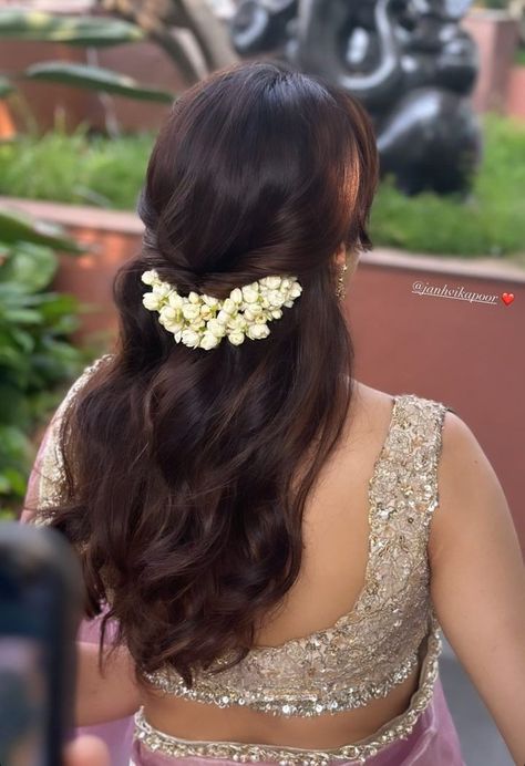 Onam Dress Hairstyle, Hairdo For Engagement Indian, Short Hairstyle For Traditional Look, Wedding Hairstyles Indian Short Hair, Short Hair Gajra Hairstyle, Short Hair Hairstyles Traditional, Short Hairstyle Saree Look, Saree Hair Do, Short Hair Bridal Hairstyles Indian