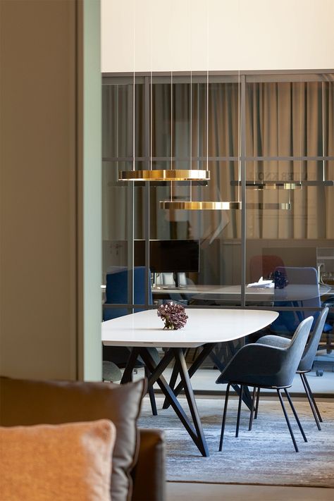 An elegant, comfortable chair that effortlessly brings together work, life, and feeling good. For hours of conversation – with family, as a guest among friends, in meetings, or at a conference. #walterknoll #brandspace #workspace #furniture #interior #luxuryinteriors #luxuryfurniture #Sofa #industrial #design #luxurylifestyle #moderndesign #diningroom #loft #modernliving #occhio #carpets #newwork #architonic #furnituredesigns #modernfurniture #interiordesign #homedecor #tables #productdesign Sofa Industrial, Minimal Chair, Knoll Furniture, Walter Knoll, Dining Table In Living Room, Shell Chair, Table Chair, Furniture Trends, Sustainable Furniture