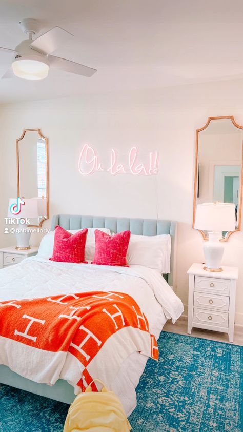 Preppy Room Decor Pillows, Cute College Apartment Ideas Bedroom, Bright Room Ideas, Preppy Bedroom Wallpaper, Pink And Orange Bedroom, Bedrooms Preppy, Sunset Bedroom, Room Preppy, College Bedroom Apartment