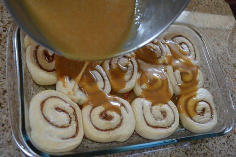 EASY Cinnamon Rolls with Caramel Sauce Easy Carmel Rolls Recipes, Rhodes Caramel Rolls Recipe, Rhodes Rolls Recipes, Rhodes Cinnamon Rolls, Rhodes Rolls, Easy Cinnamon Rolls, Caramel Rolls, Frozen Bread Dough, Cinnamon Rolls Easy