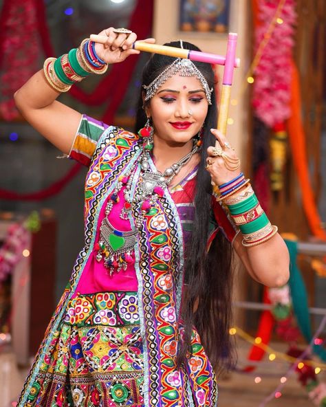 Rajasthani Dancer And Actresses Nutan Ghelot Garba Queen Garba Photo Shoot, Garba Dandiya Photography, Garba Poses For Women, Dandiya Photoshoot, Dandiya Shoot, Dandiya Photography Poses, Garba Shoot, Navratri Photography Poses, Dandiya Poses