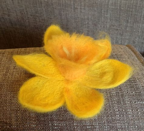 Hand and machine felted daffodil  :) Felted Brooches, Felt Easter Crafts, Felt Craft Projects, Felt Flowers Diy, Felted Handbags, Needle Felting Diy, Wet Felting Projects, Felting Ideas, Cat Quilt