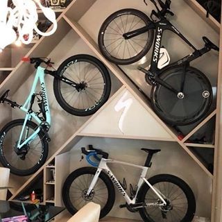 Cycling • Ciclismo • Cyclisme (@mycyclinglifestyle) • Instagram photos and videos Cycle Store Design, Bike Wall Storage, Bike Storage Apartment, Bike Storage Solutions, Bedroom Decoration Ideas, Sports Storage, Would You, Hybrid Bicycle, Bicycle Stand