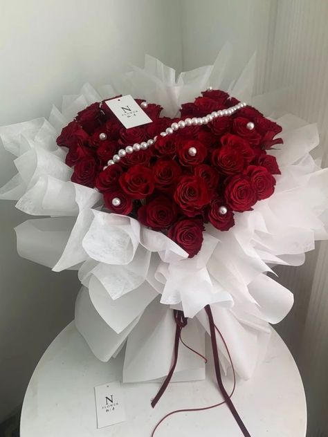 Unique Bridal Bouquets Ideas, Bridal Bouquet Ideas, Roses Bouquet Gift, Bouquets Ideas, Unique Bridal Bouquets, Wedding Bouquet Ideas, Birthday Flowers Bouquet, Valentine Bouquet, Luxury Flower Bouquets