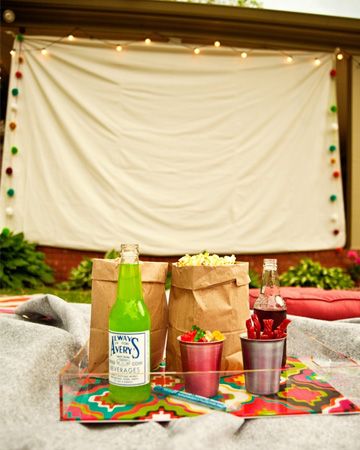 Outdoor movie screen Backyard Movie Theaters, Glam Camping, Outdoor Movie Night, Lawn Party, Backyard Movie, Backyard Games, Outdoor Movie, Movie Party, Family Night