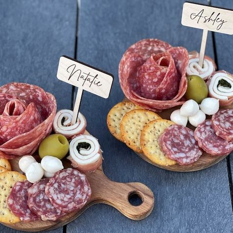 Mini Charcuterie, Charcuterie Cups, Charcuterie Board Meats, Cheese Markers, Decorações Com Comidas, Fingerfood Party, Charcuterie Inspiration, Charcuterie Cheese, Charcuterie Platter