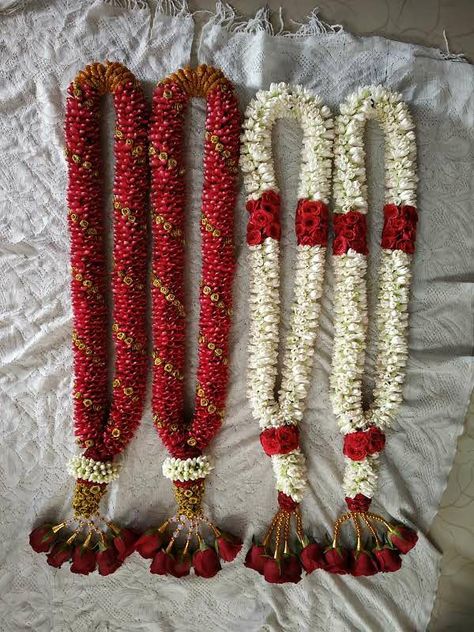 Wedding Malai Design Rose, Red Wedding Garland, Flower Mala For Engagement, Wedding Maalai For Red Saree, Flower Hara For Engagement, Var Mala Designs, Garland For Red Saree, Engagement Flower Mala, Wedding Haram Flower