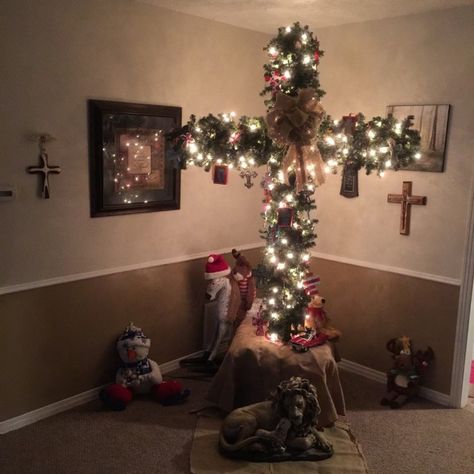 Would LOVE this Tree in my Home. Cross Tree these are the most Creative Christmas Trees! Cross Tree, Church Christmas Decorations, Cross Christmas Tree, Christmas Tree Decorating Themes, Christmas Church, Creative Christmas Trees, Easter Tree Decorations, Meaning Of Christmas, Christmas Jesus